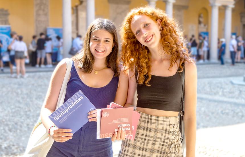 studentesse cortile università pavia