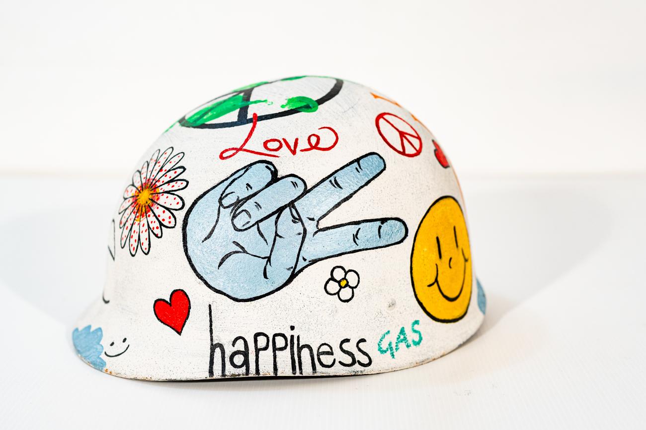 GAS Collettivo d’Arte Indipendente (Gimaka, Alex Caminiti, Sadif), Happiness, 2019, tecnica mista su elmetto militare, 18 x 23 x 27,5 cm