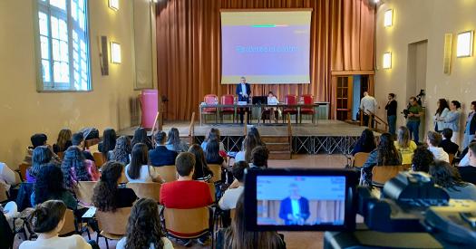 Il prof. Giampaolo Azzoni in aula '400 all'evento di benvenuto alle matricole