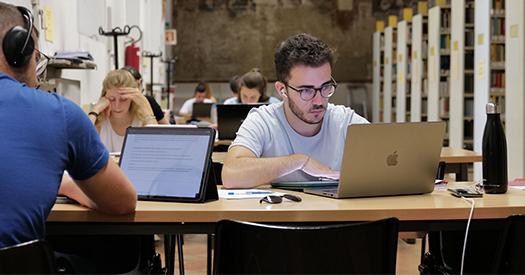 Studenti in biblioteca
