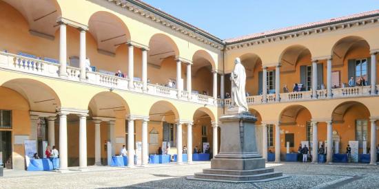 Gli stand nel cortile Volta