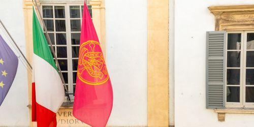 Facciata con bandiere