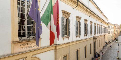 Ingresso Palazzo Centrale UniPv_Tre bandiere
