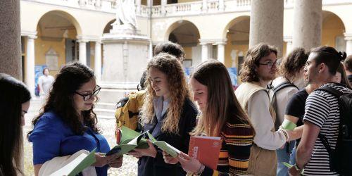 Studentesse con brochure