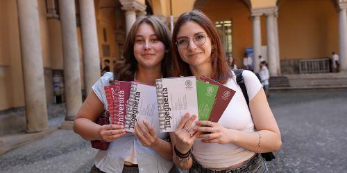 Due studentesse con brochure