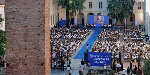 Giornata del Laureato 2026 veduta dall alto del cortile teresiano