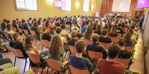 Aula '400 con studenti, dal fondo